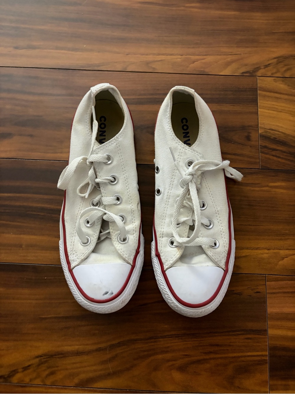 Converse women’s size 8 White Low-Top canvas sneakers shoes